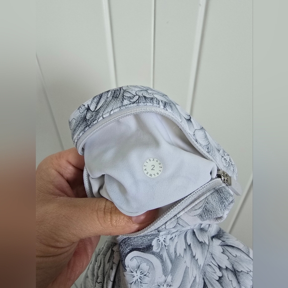 Lululemon leggings, white floral Speed Up Tights Luxtreme, size 2 - Picture 3 of 3